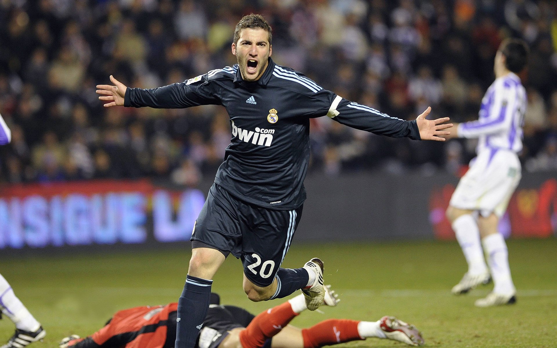 墨西哥队后卫吉梅内斯在巴黎奥运会上表现出色，吉格斯 梅西